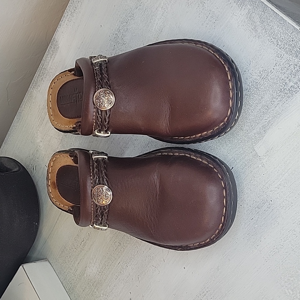 NWOT Minnetonka Clog SZ 6